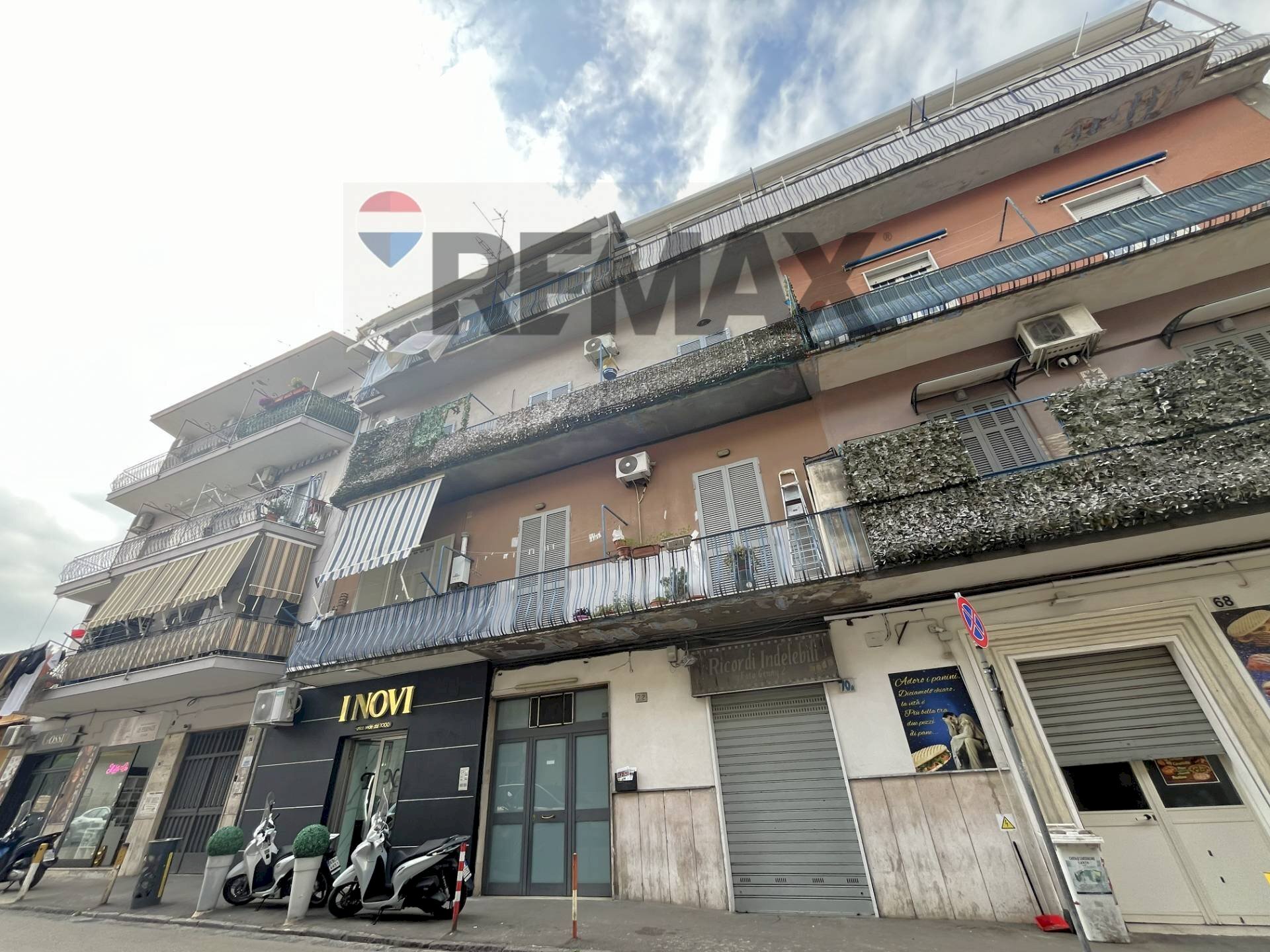 Edificio all\'aperto - Trilocale Via Regina Margherita
 
72, Napoli - foto 1