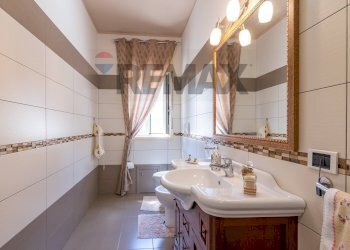 Bagno - Three-room apartment Via Giosuè Carducci
 
21, Piazza Armerina - photo 11