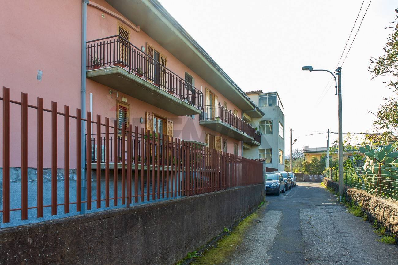 Edificio all\'aperto - Trilocale via Cordovado
 
77, Acireale - foto 2