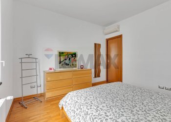 Camera matrimoniale - Three-room apartment VIA SEVERINI
 
3, Milano - photo 12