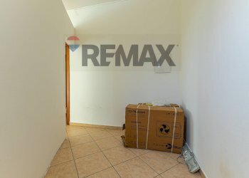 Hall / corridoio - Commercial Premises Via Pola
 
18, Sassari - photo 14