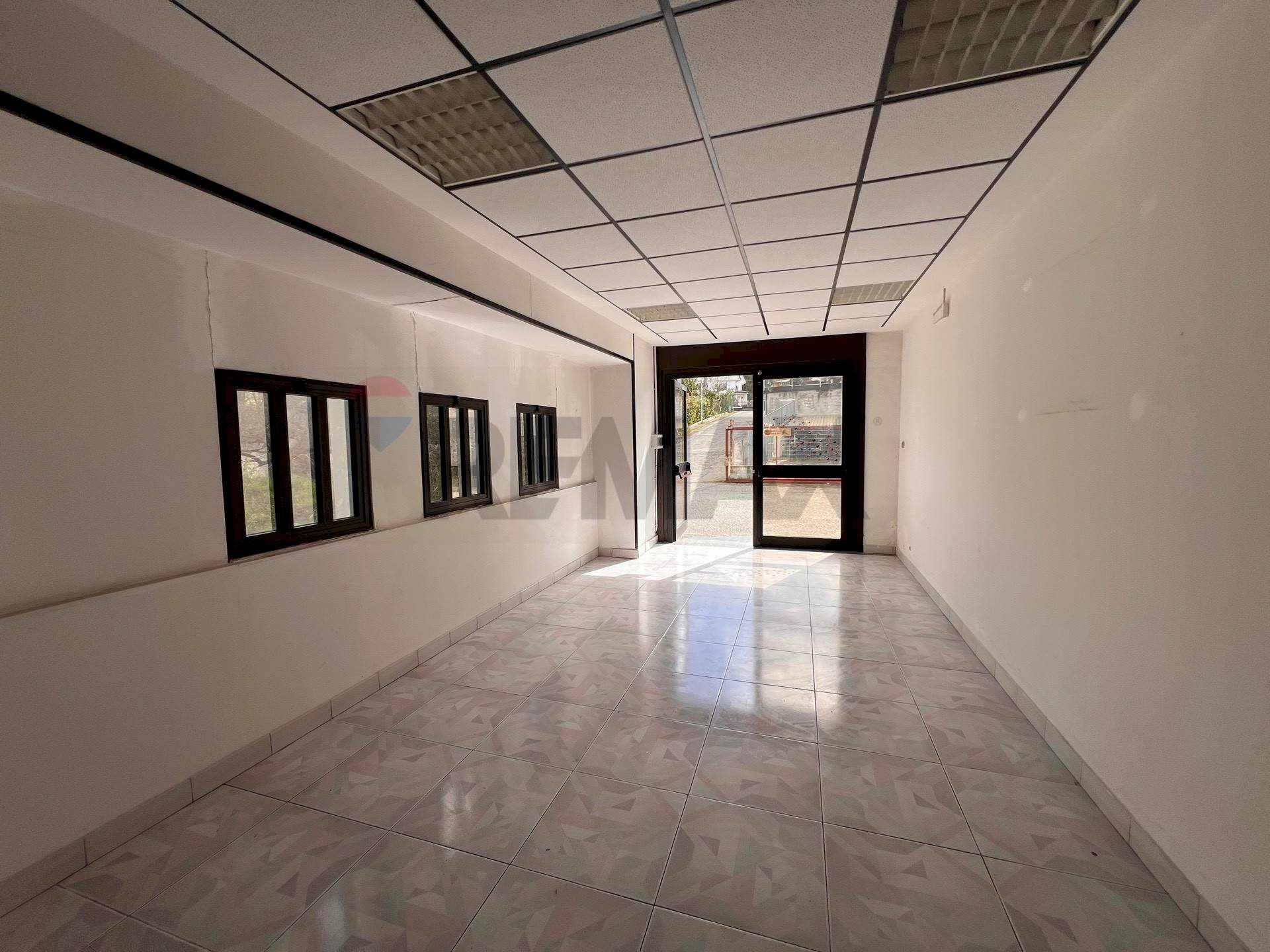 Ricezione / Lobby - Locale Commerciale Strada Statale 7 Tre sabti
 
13, Ceppaloni - foto 3