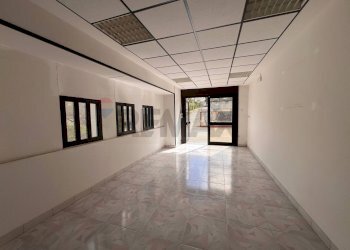 Ricezione / Lobby - Locale Commerciale Strada Statale 7 Tre sabti
 
13, Ceppaloni - foto 3