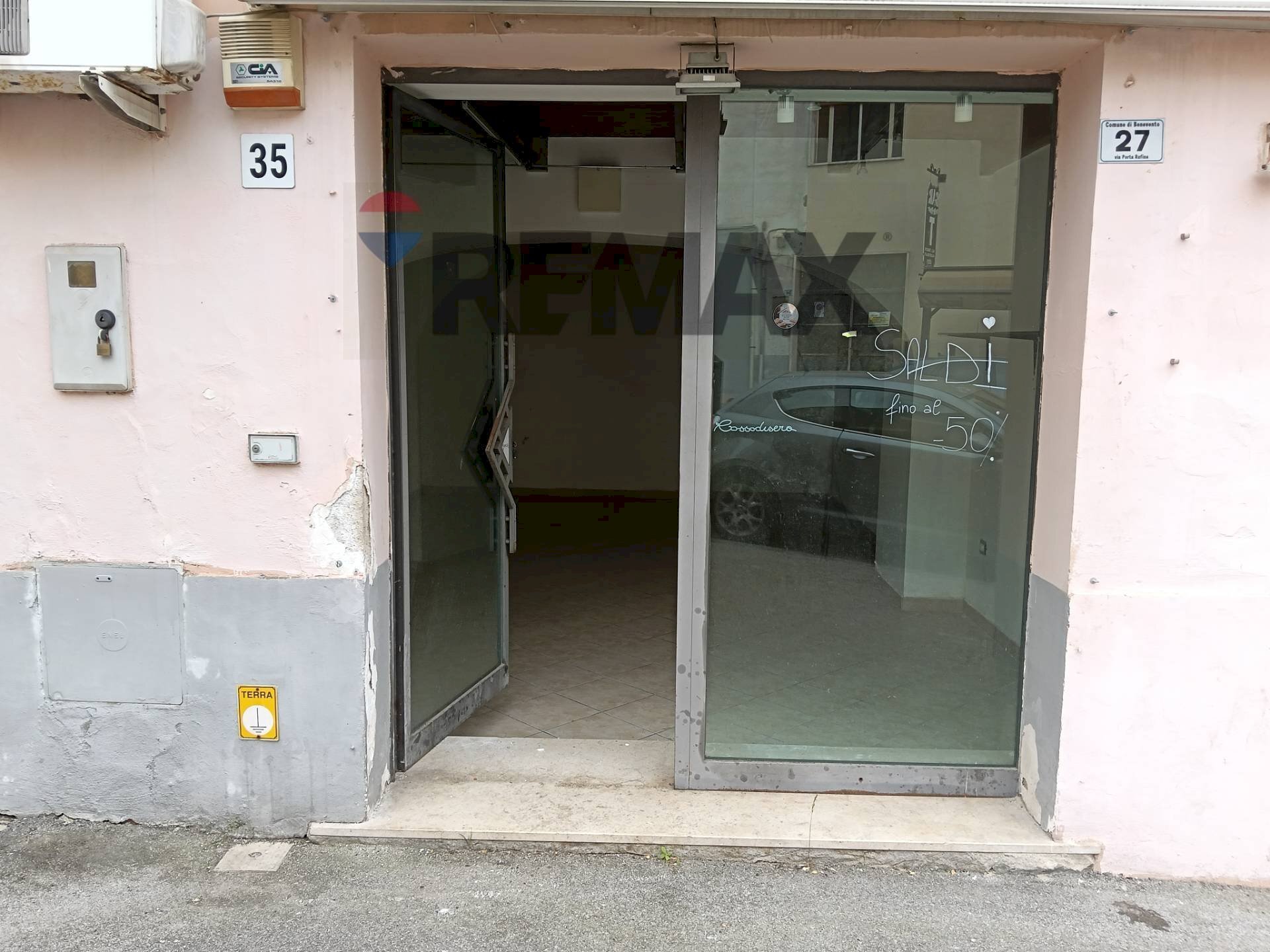 Edificio all\'aperto - Negozio via porta rufina
 
27, Benevento - foto 2