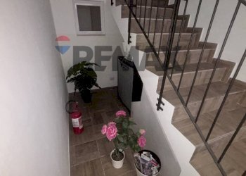 Scale - Casa indipendente Via Pompeo Magno
 
10, Brindisi - foto 4
