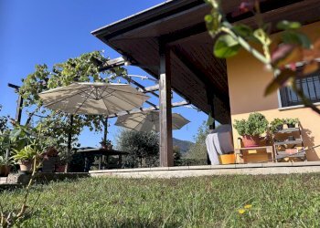 Lato est2 ombrelloni.jpg - Villa Via Caravaggio 44, Bruino - photo 5