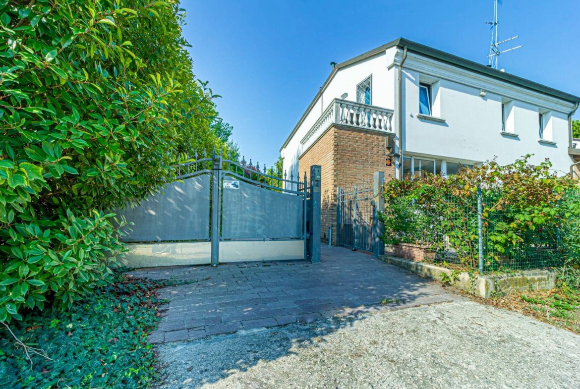 Independent house Cento - photo 1