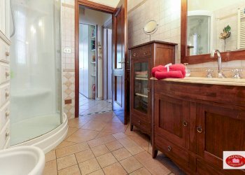 Bagno con box doccia - Villa Via G.B.Parodi
 
26, Stella - photo 19