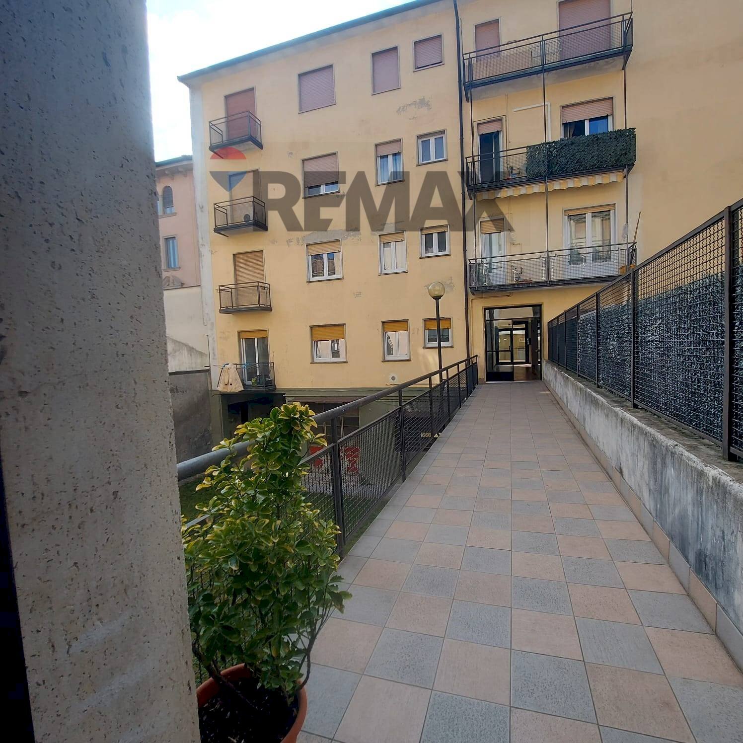Edificio all\'aperto - Bilocale VIA DELLE MEDAGLIE D'ORO
31, Varese - foto 2