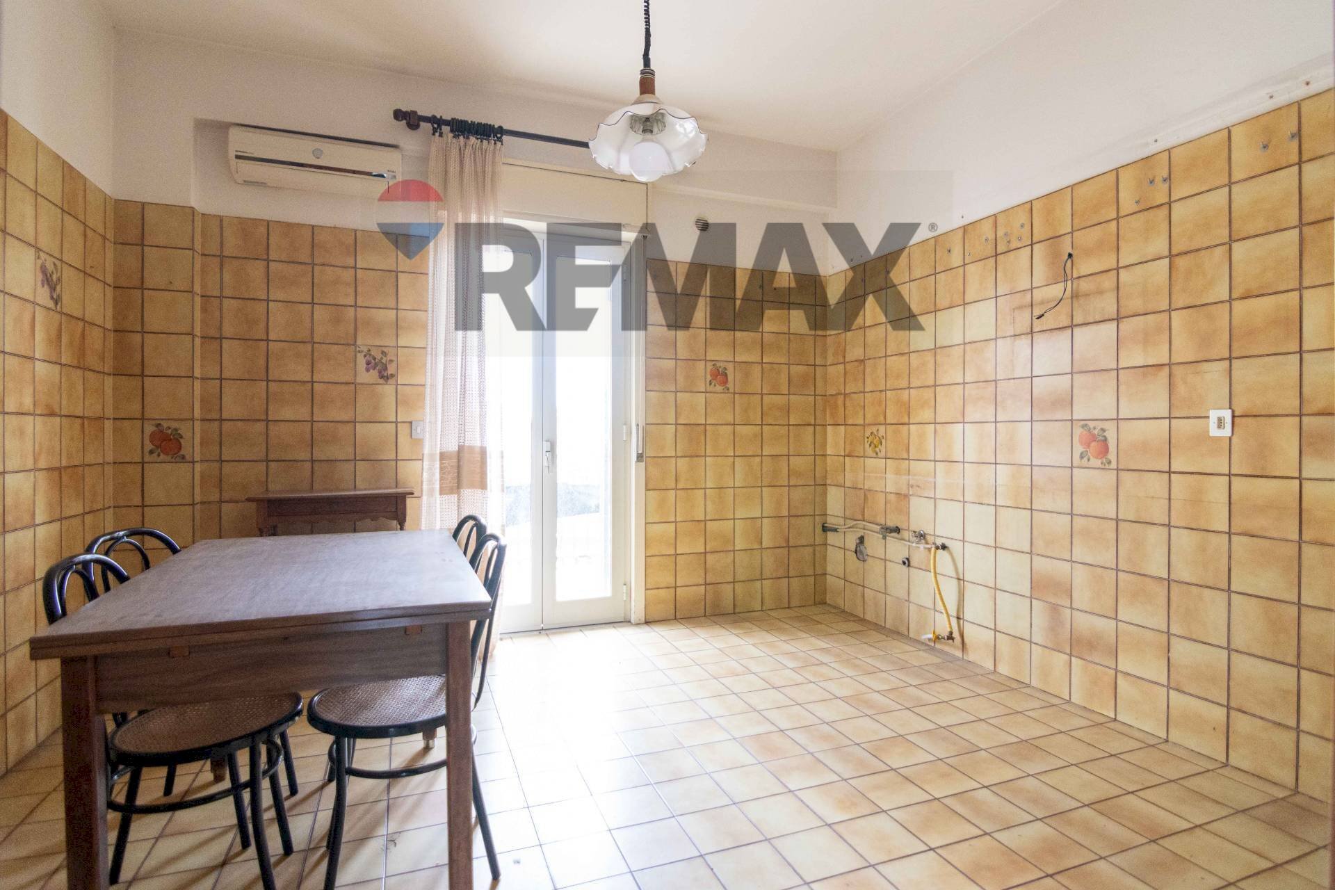 Sala da pranzo - Appartamento Via della Regione
 
35, San Giovanni la Punta - foto 2