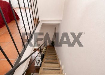 Scale - Semi-detached house Vicolo Della Salute
 
5, Catania - photo 7
