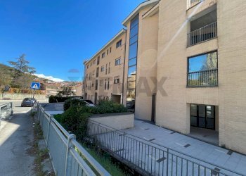 Edificio all\'aperto - Commercial Activity L'Aquila - photo 1