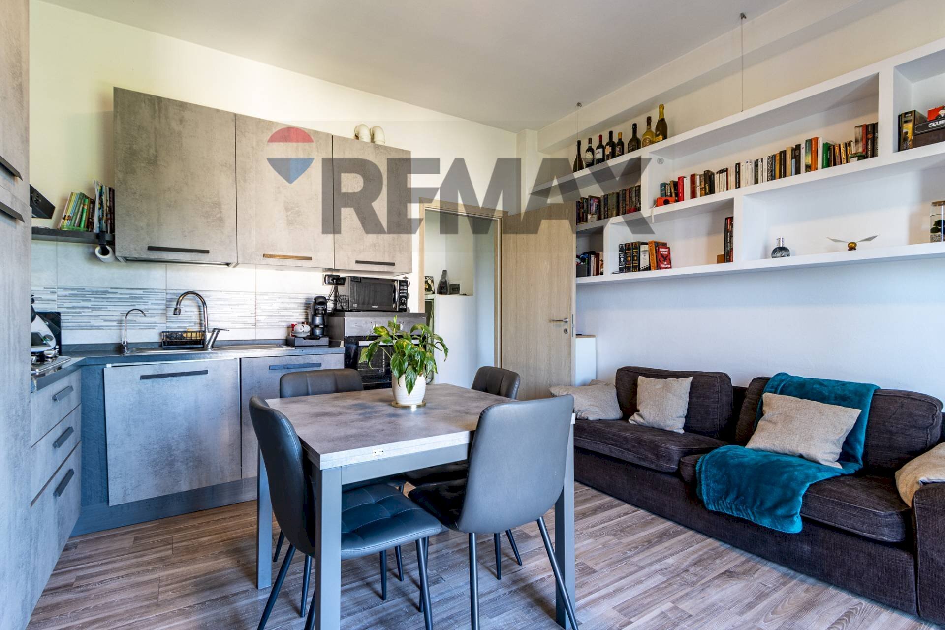 Sala da pranzo - Trilocale Via Cesare Battisti
 
70, Locate Varesino - foto 3