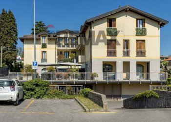 Edificio all\'aperto - Commercial Activity Via Vittorio Veneto
 
2, Villa Guardia - photo 29