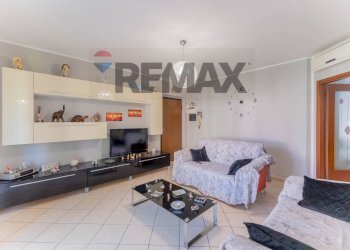 Soggiorno - Trilocale via carreggia
 
105b, Cardano al Campo - foto 1