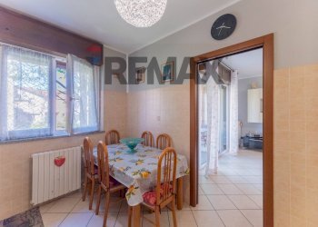 Sala da pranzo - Trilocale via carreggia
 
105b, Cardano al Campo - foto 5