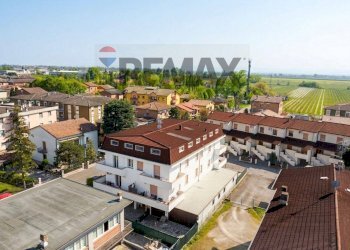 Edificio all\'aperto - Casa semi indipendente via Caduti per la Libertà
 
10, Cadelbosco di Sopra - foto 5