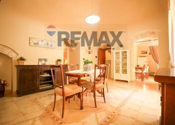 Sala da pranzo - Independent house corso Umberto I
 
100, Toritto - photo 5