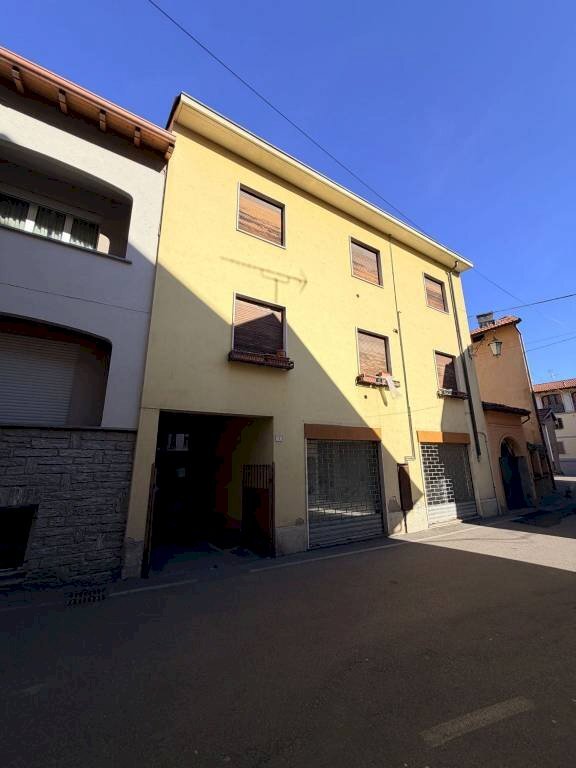 Facciata - Appartamento via Camillo Benso di Cavour, 1, Marchirolo - foto 1