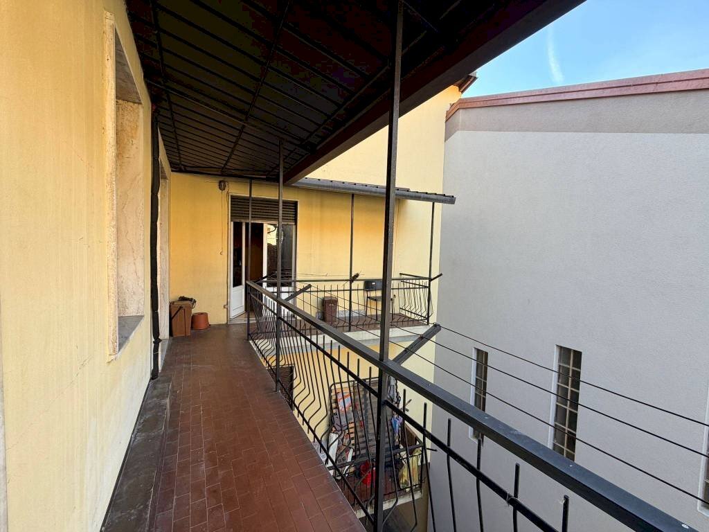 Balcone - Appartamento via Camillo Benso di Cavour, 1, Marchirolo - foto 2