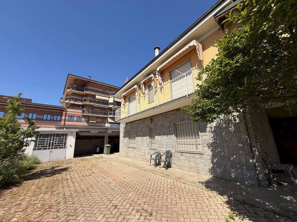 Cortile interno - Villa via Orbassano, 9, Carmagnola - foto 3