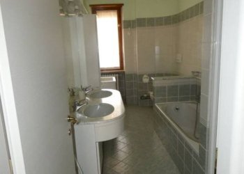 Bagno - Four-room apartment via Tagliamento, Bra - photo 18