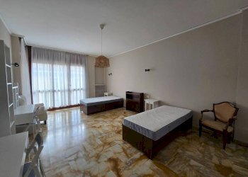 Camera da letto - Appartamento via Gabriele Chiabrera, 44, Torino (zona San Salvario) - foto 9