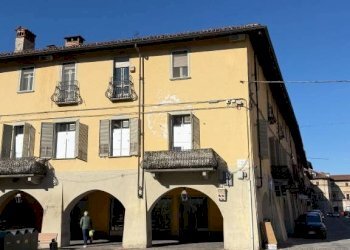 Facciata - Shop piazza Sant'Agostino, Carmagnola - photo 1