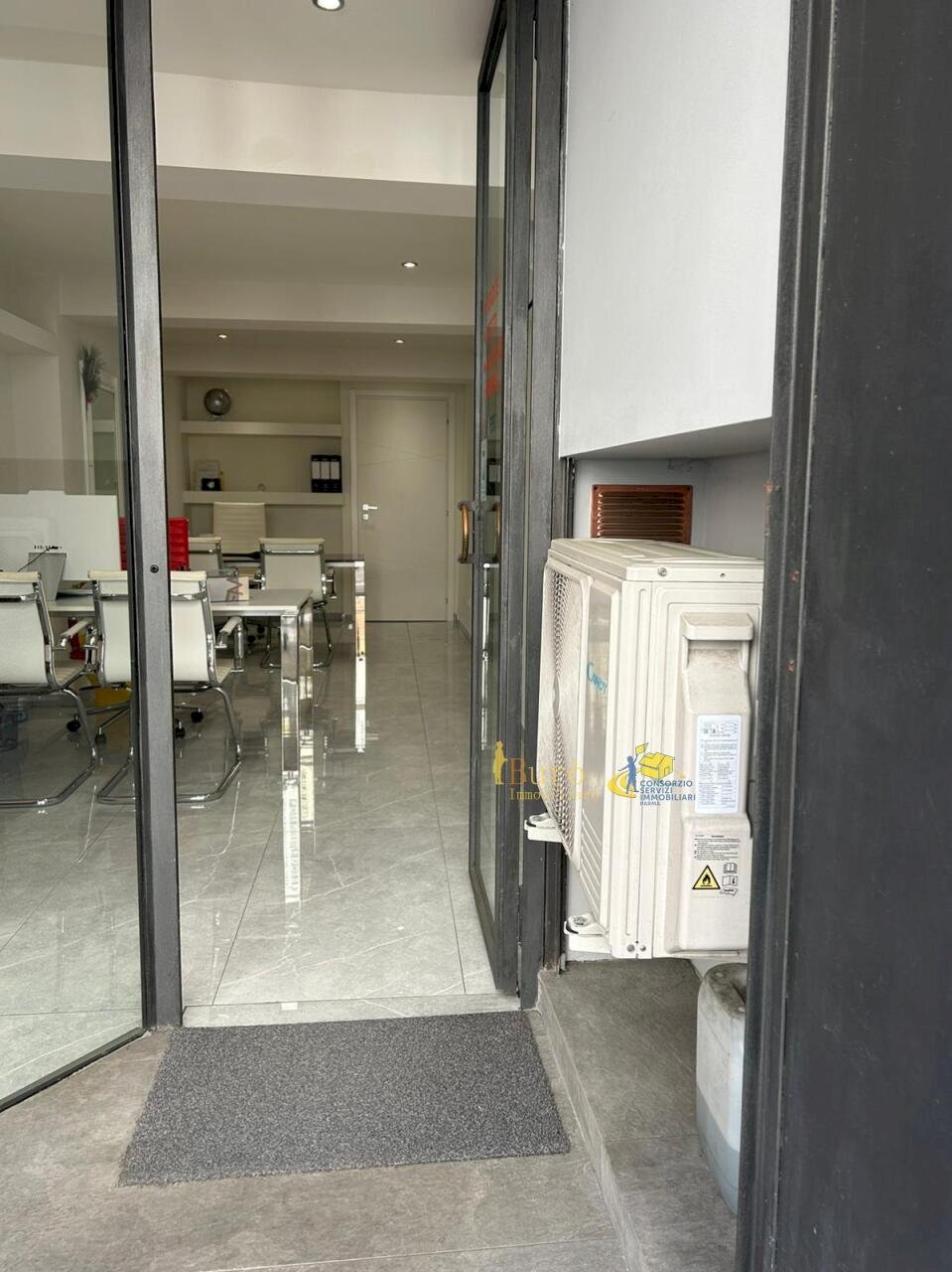 ingresso - Locale Commerciale Strada Nino Bixio, Parma (zona Oltretorrente) - foto 2