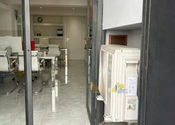 ingresso - Locale Commerciale Strada Nino Bixio, Parma (zona Oltretorrente) - foto 2