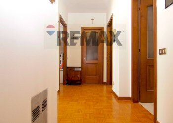 Hall / corridoio - Semi-detached house via Cerea
 
22, Gazzada Schianno - photo 15