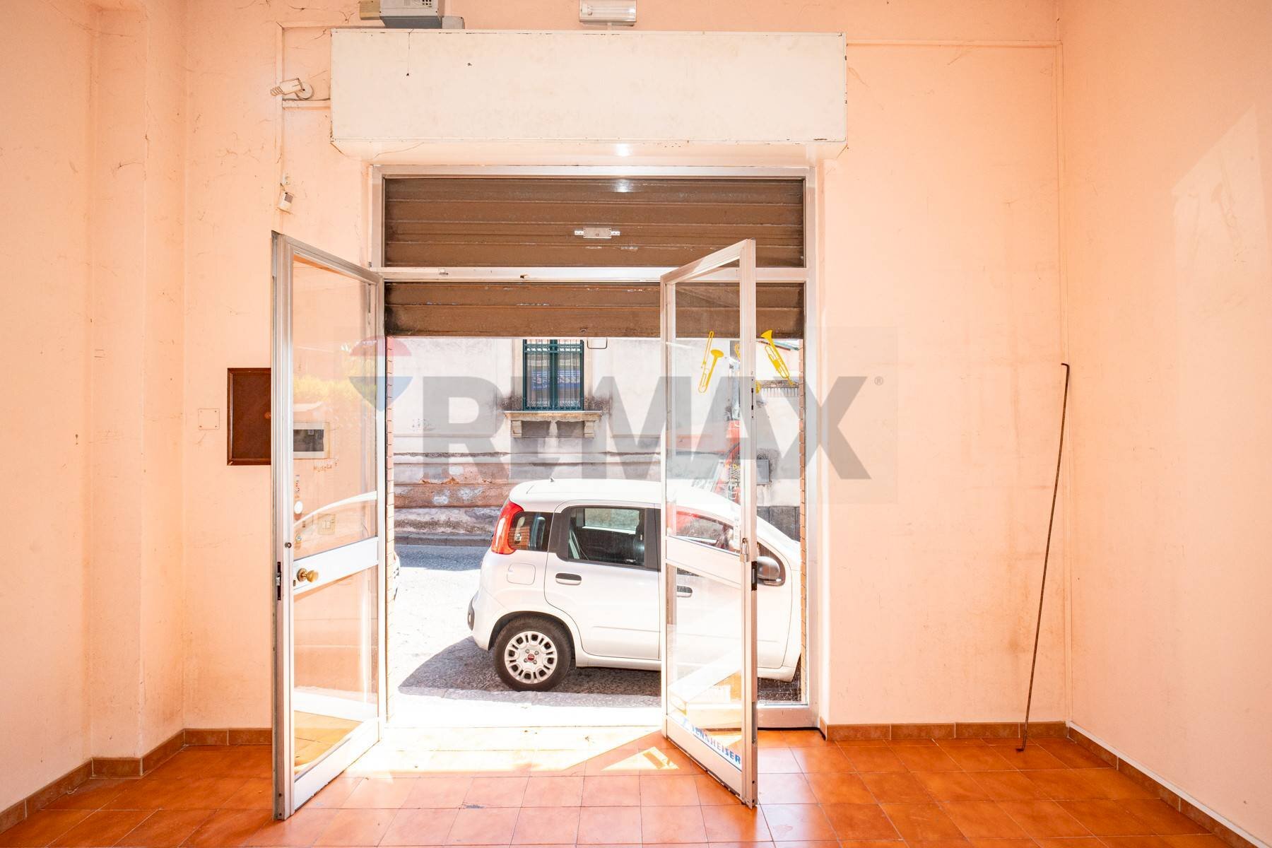 Stanza vuota - Negozio Via Mirone
 
16, Viagrande - foto 1