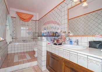 Bagno - Three-room apartment VIA SARDEGNA
 
21, Belpasso - photo 36