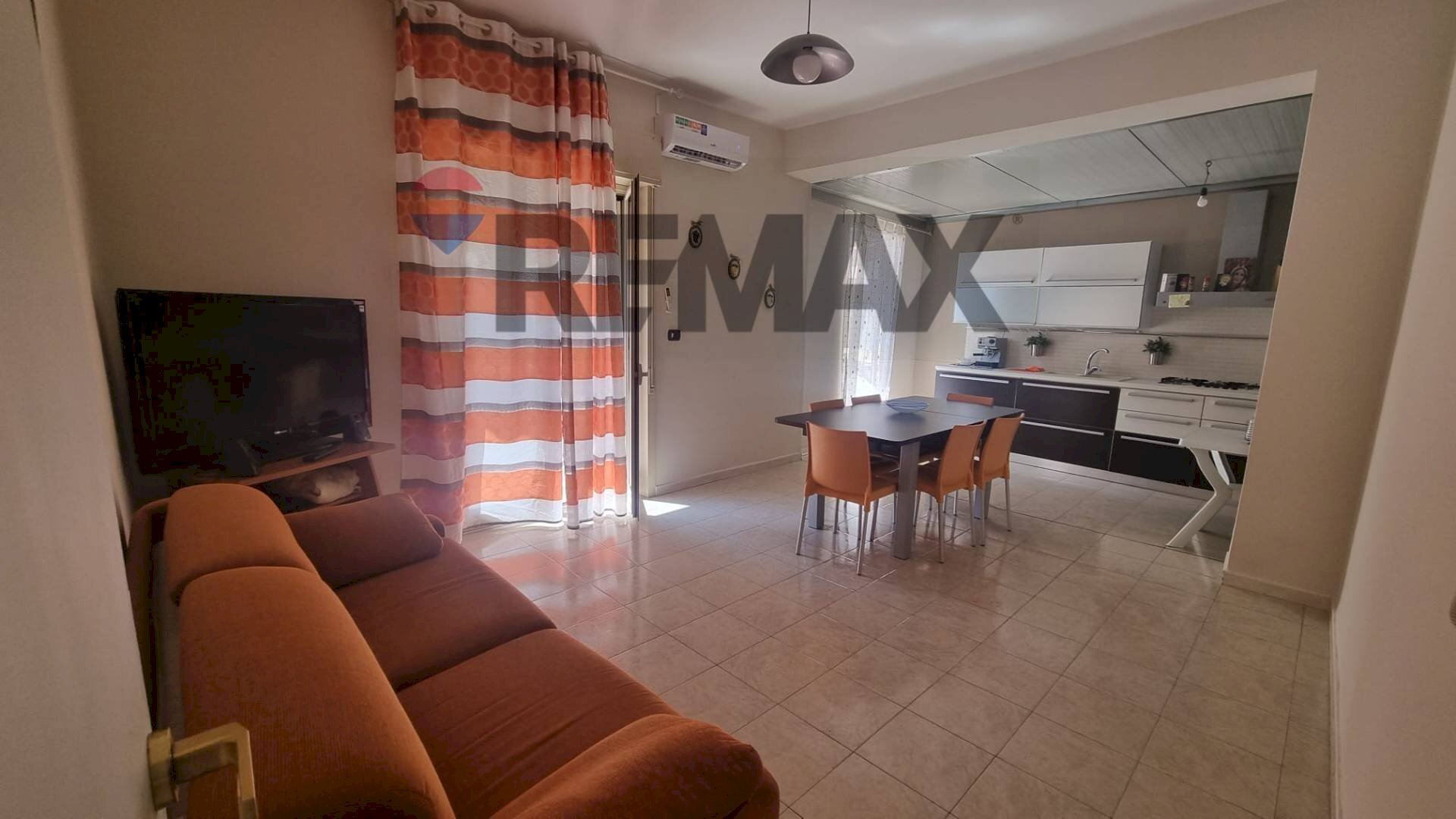 Sala da pranzo - Quadrilocale Via Oliveto
 
7, Giardini-Naxos - foto 1