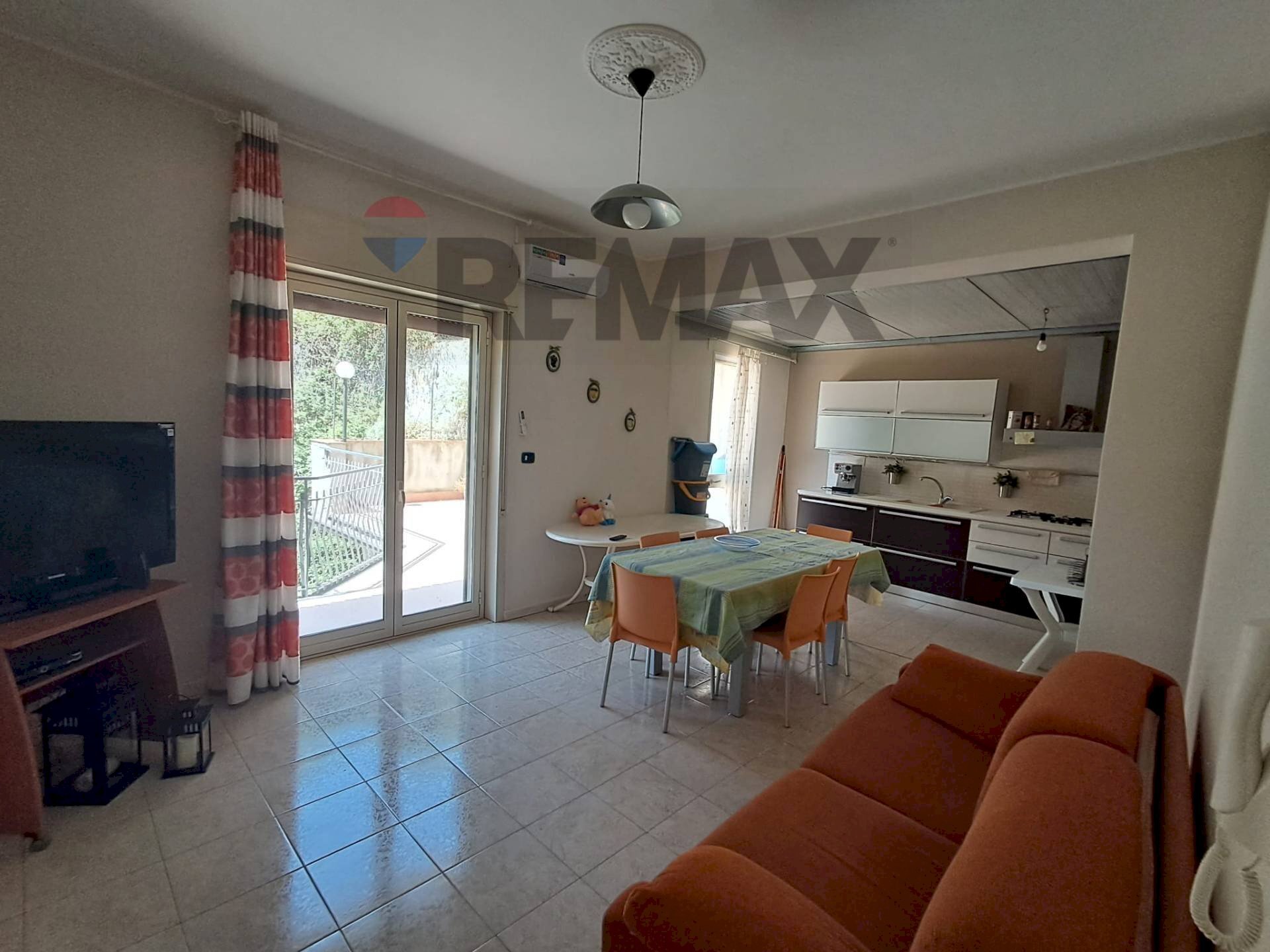 Sala da pranzo - Quadrilocale Via Oliveto
 
7, Giardini-Naxos - foto 3