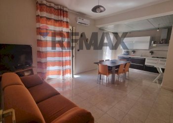 Sala da pranzo - Quadrilocale Via Oliveto
 
7, Giardini-Naxos - foto 1