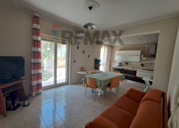 Sala da pranzo - Quadrilocale Via Oliveto
 
7, Giardini-Naxos - foto 3