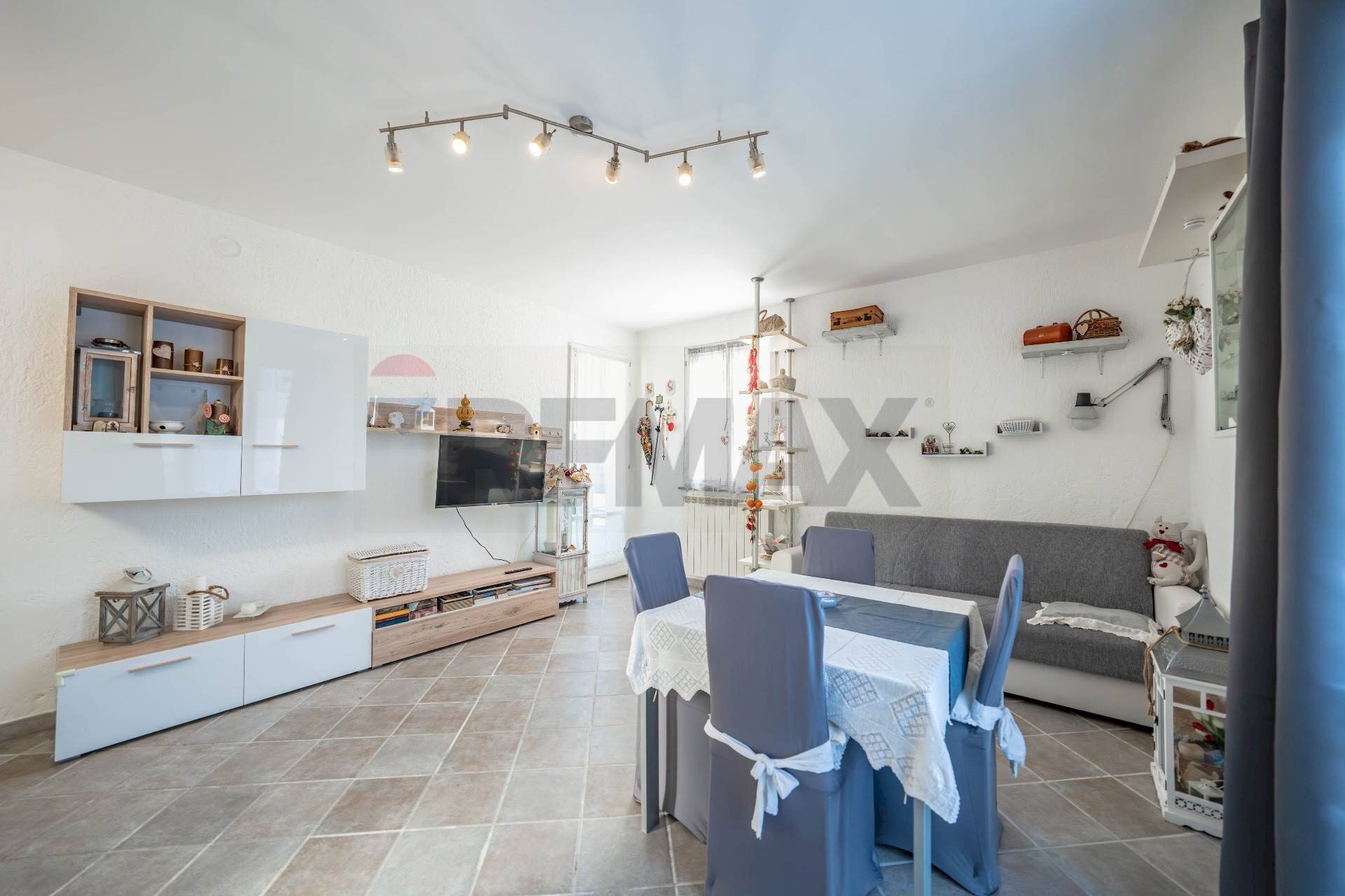 Sala da pranzo - Bilocale Viale Raffaello Sanzio
 
180a, Comacchio - foto 2