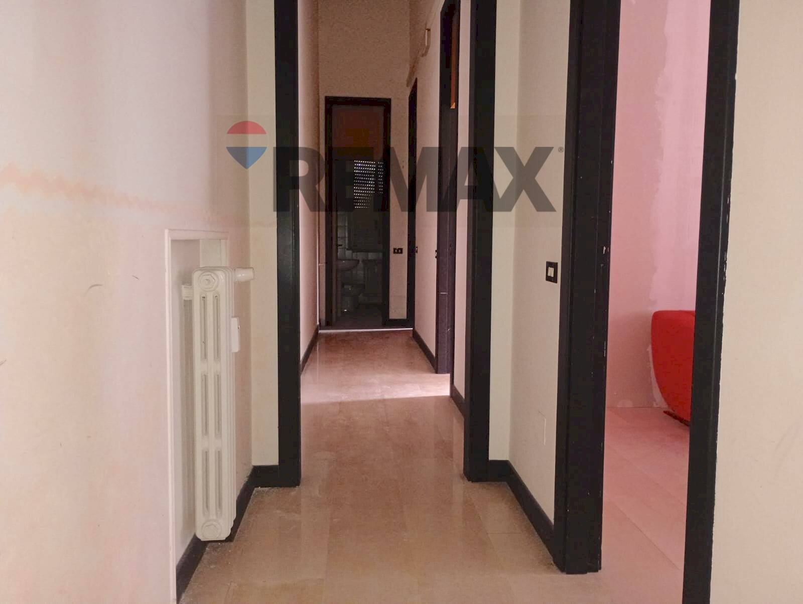 Hall / corridoio - Three-room apartment Via Ariosto
 
41, Mantova - photo 3