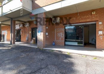 Edificio all\'aperto - Shop Via Giarre
 
75, Roma - photo 8