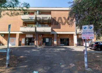 Edificio all\'aperto - Shop Via Giarre
 
75, Roma - photo 10