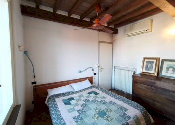 Camera da letto - Quadrilocale Borgo Bosazza, 4, Parma (zona Oltretorrente) - foto 16