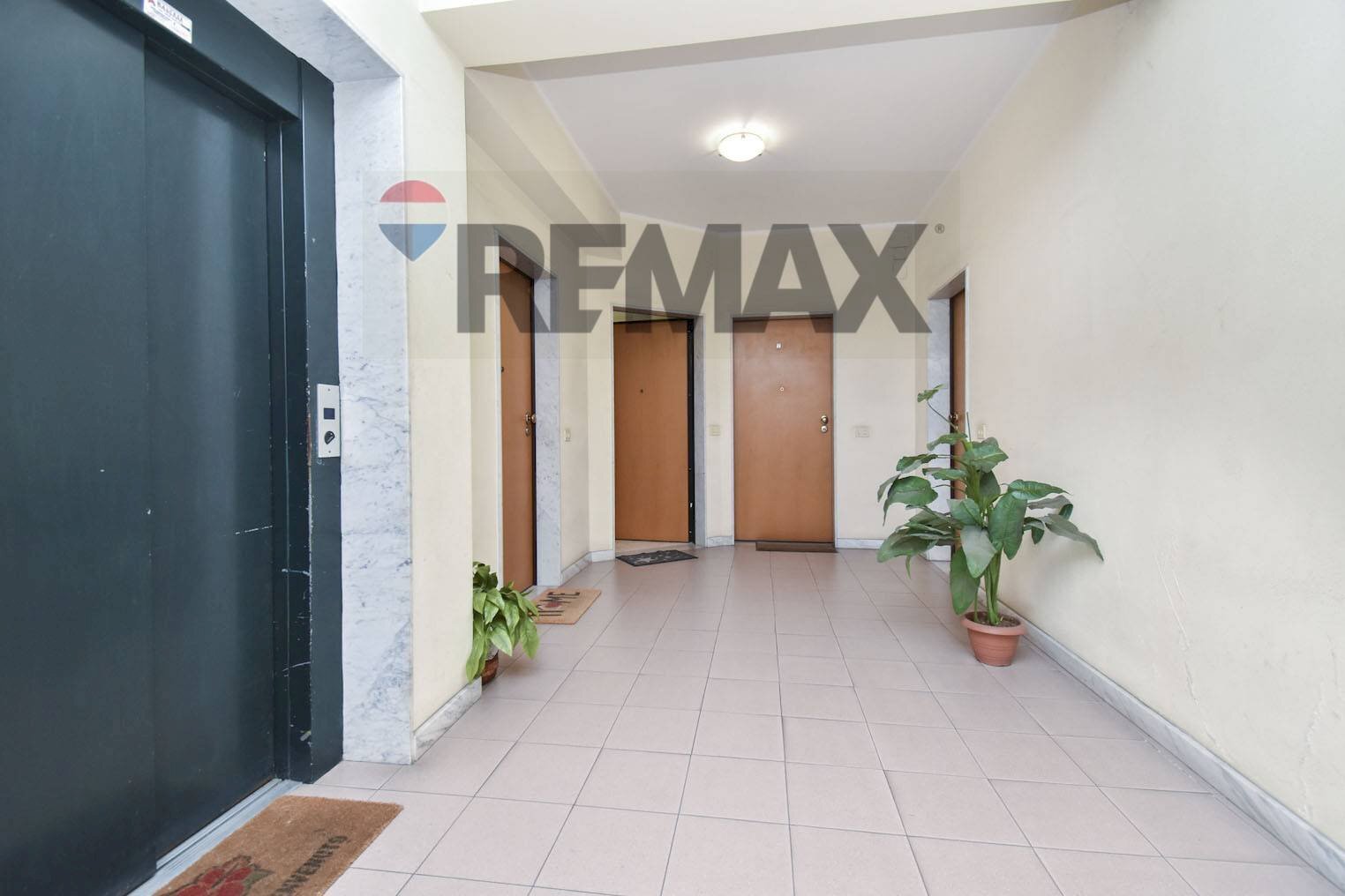 Hall / corridoio - Three-room apartment via regina bianca
 
81, Catania - photo 1