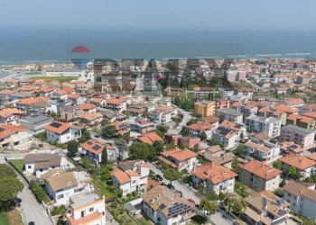 Edificio all\'aperto - Apartment via dei pini
 
34, Montemarciano - photo 8