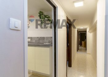 Hall / corridoio - Three-room apartment Via Vincenzo Giuffrida
 
92, Catania - photo 5