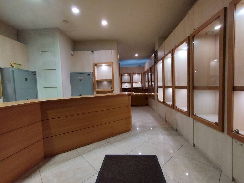 Interno non residenziale - Negozio corso Giuseppe Garibaldi, 97, Rho - foto 1
