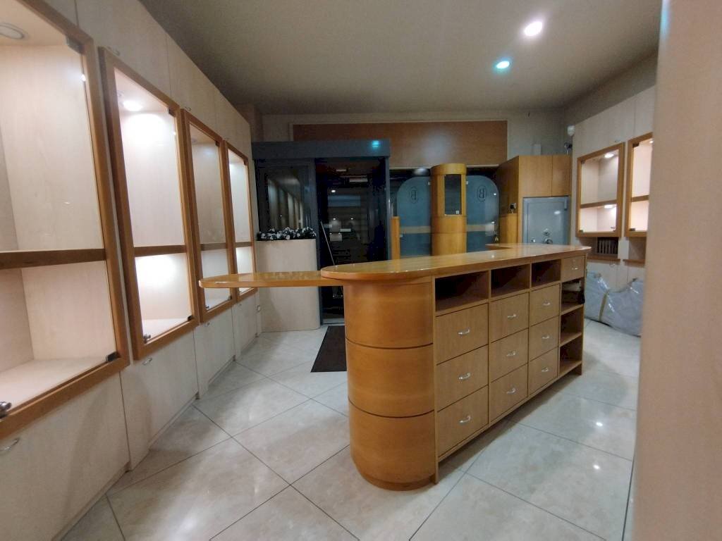 Interno non residenziale - Negozio corso Giuseppe Garibaldi, 97, Rho - foto 3