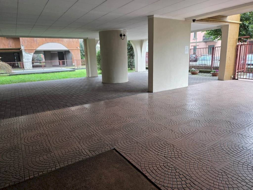 Interno palazzo - Three-room apartment via Isonzo, 6, Sesto San Giovanni - photo 2