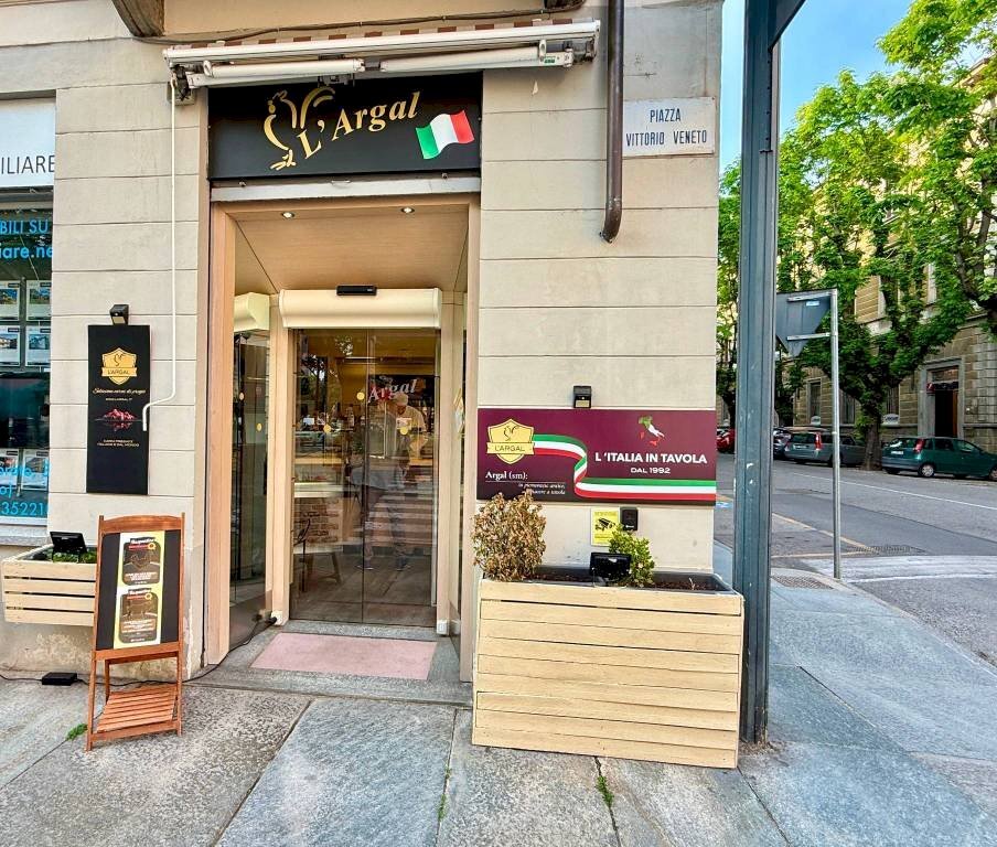 Ingresso - Alimentari - Gastronomia piazza Vittorio Veneto, 5, Pinerolo - foto 1