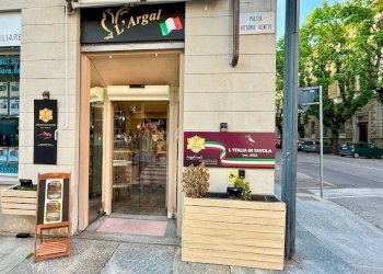 Ingresso - Alimentari - Gastronomia piazza Vittorio Veneto, 5, Pinerolo - foto 1